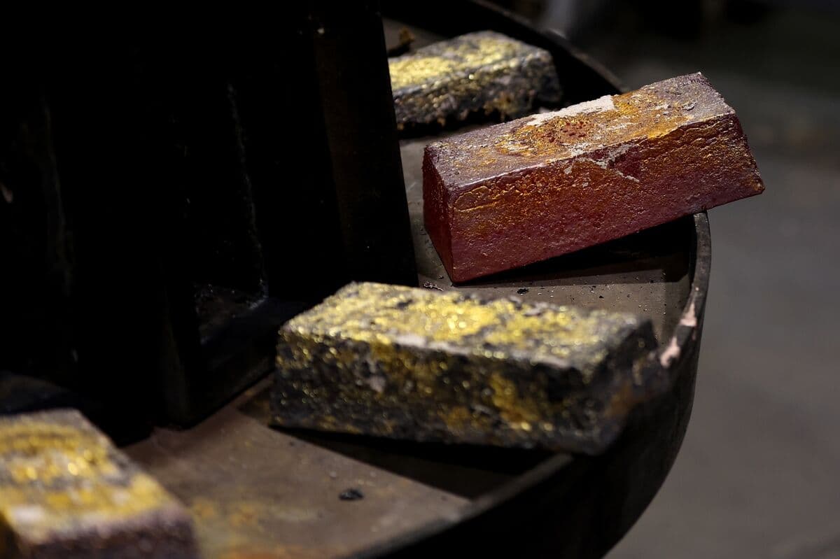 Gold Holds Hefty Gain as US-Iran Truce Hopes Ease Inflation Fear