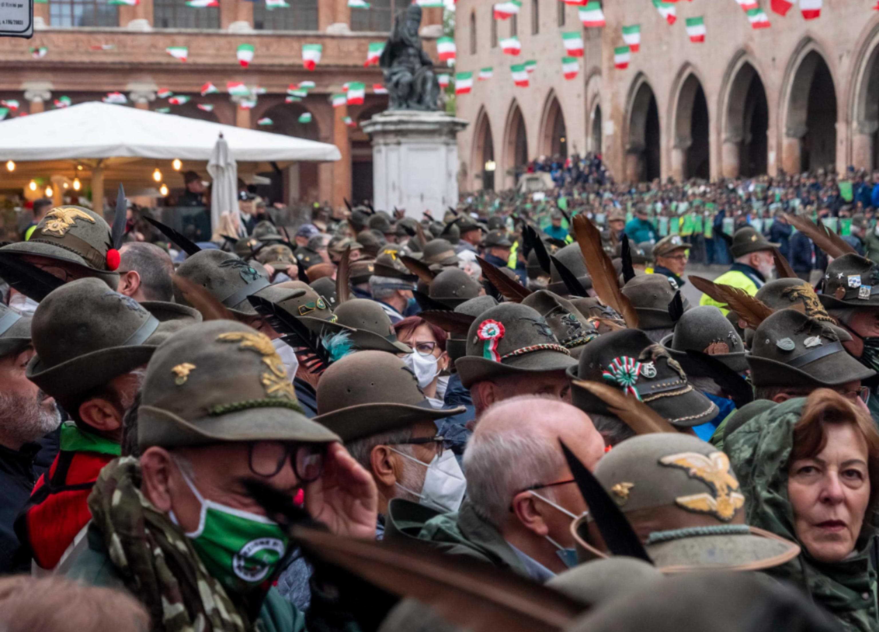 Fischietto, form per le molestie e app: così femministe e centri antiviolenza preparano le donne al raduno degli Alpini a Genova