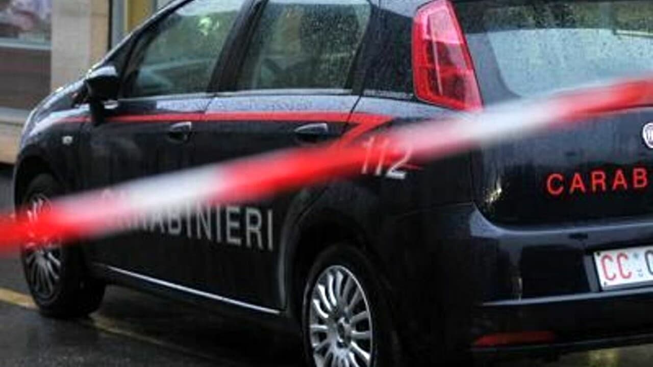 Scomparsa da casa, la ritrovano morta in una scarpata: i carabinieri a casa di un amico. Il caso di una 22enne nel Pavese