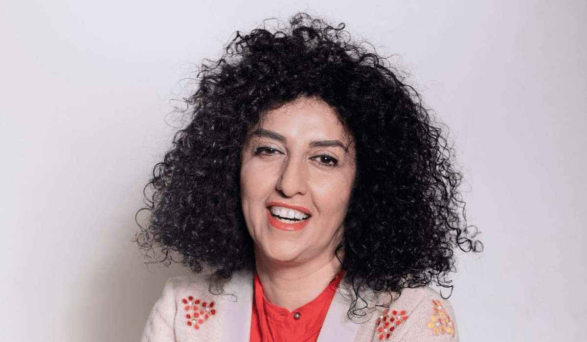 Iran, la Nobel per la Pace Narges Mohammadi portata d’urgenza in ospedale: «È svenuta due volte in carcere, rischia la vita»