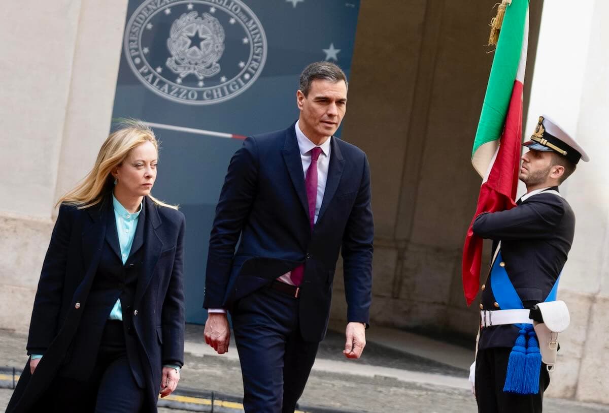 Sorpresa, la sinistra Ue fa asse con Meloni: «Stop al Patto di Stabilità». FdI all’assalto di Sánchez: «Col gas di Putin finanzia la guerra» – I video