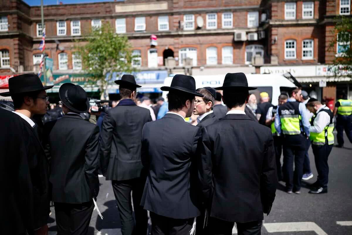 Londra, attacco antisemita nel quartiere ebraico: due uomini accoltellati. Arrestato un 45enne che cercava di colpire anche altri passanti