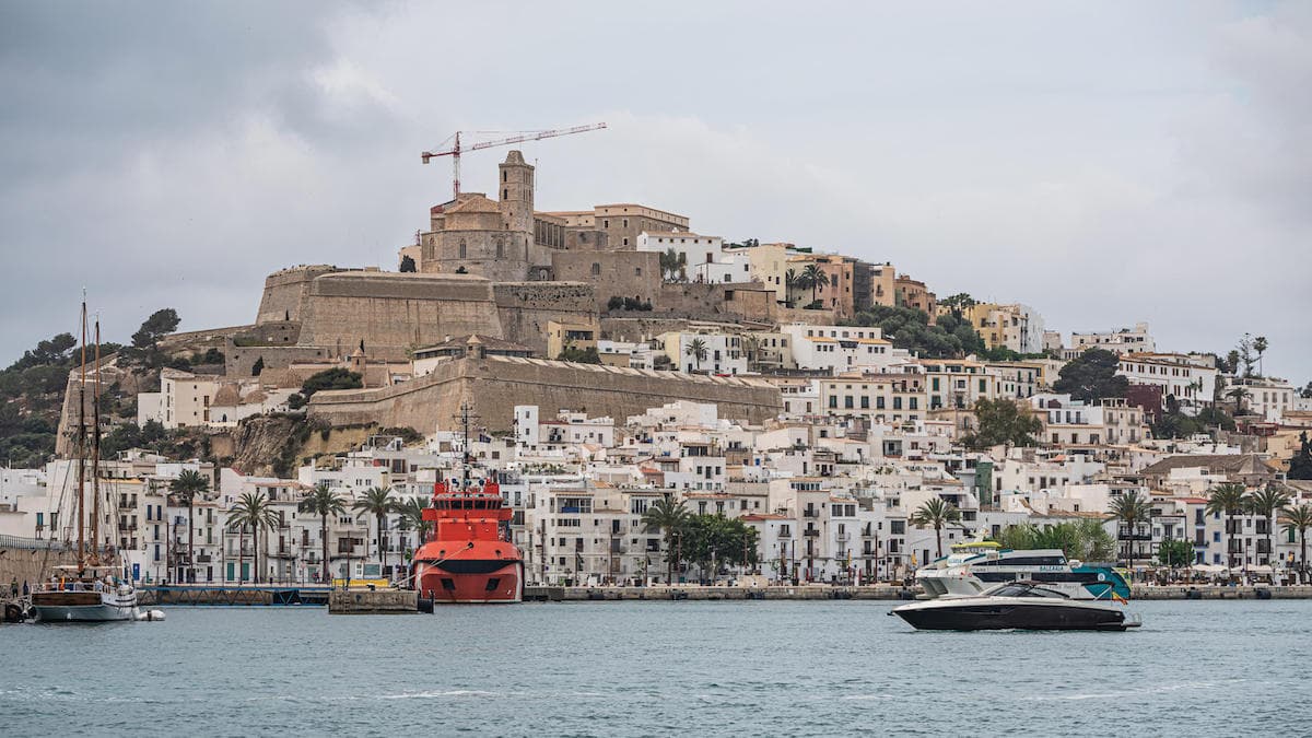 Ibiza, ucciso un 30enne italiano. Caccia al killer che lo ha accoltellato per strada