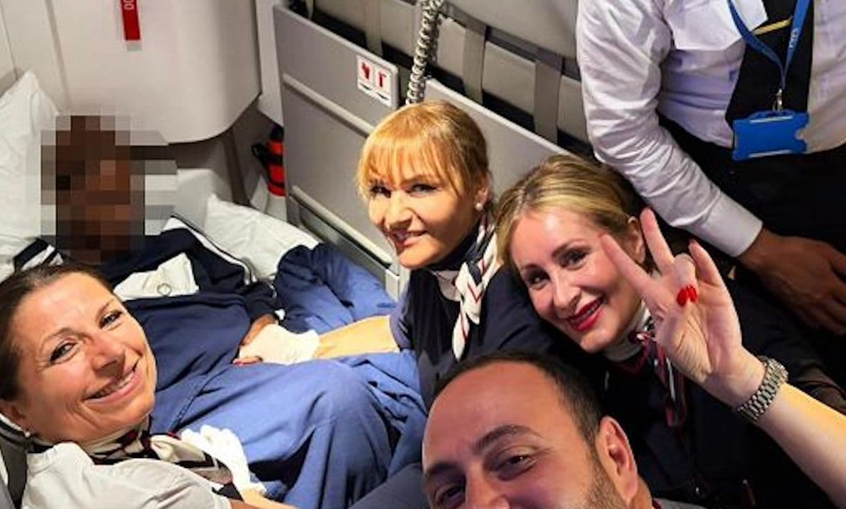 Nasce a bordo di un aereo diretto a Fiumicino. Il benvenuto al piccolo dalla crew di Ita Airways – La foto