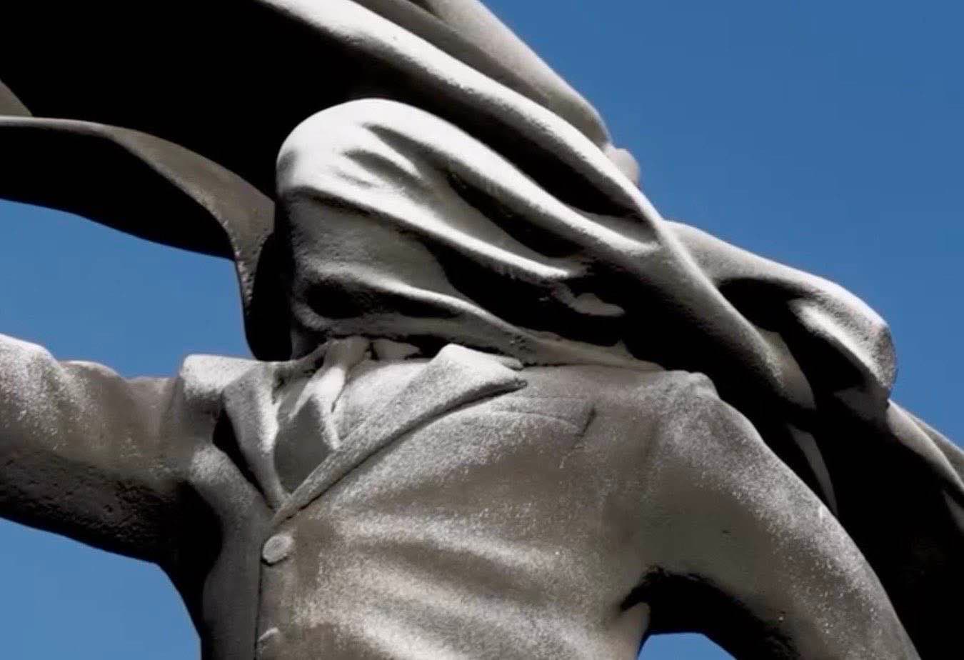 A Londra compare una statua di Banksy: ecco il significato dell’opera – Il video