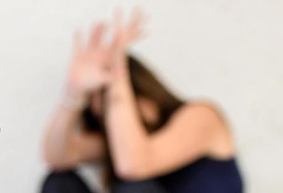 Segregava e picchiava la figlia perché rifiutava il matrimonio combinato: arrestato un 52enne iracheno