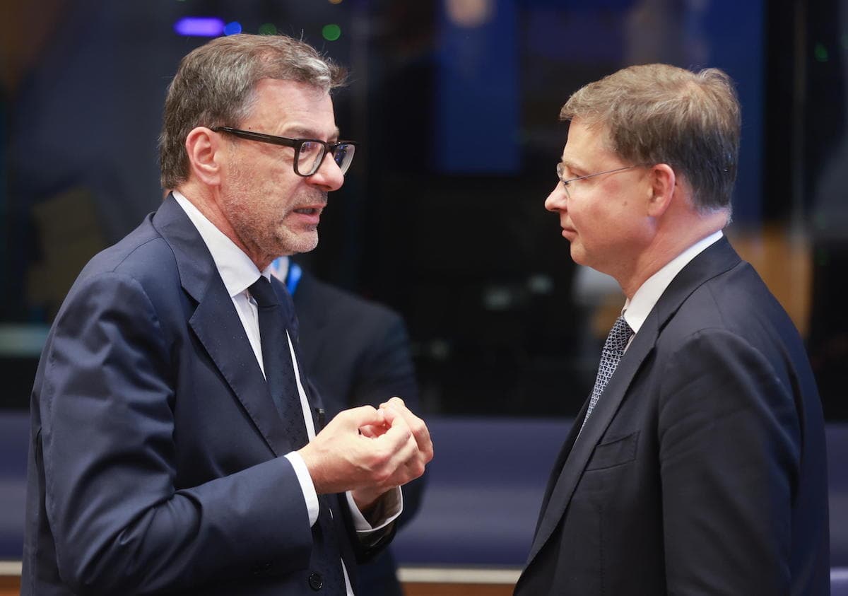 Iran, l’idea di Giorgetti contro la crisi: «Clausola di salvaguardia generale per l’energia». Dombrovskis: «No, solo misure temporanee»