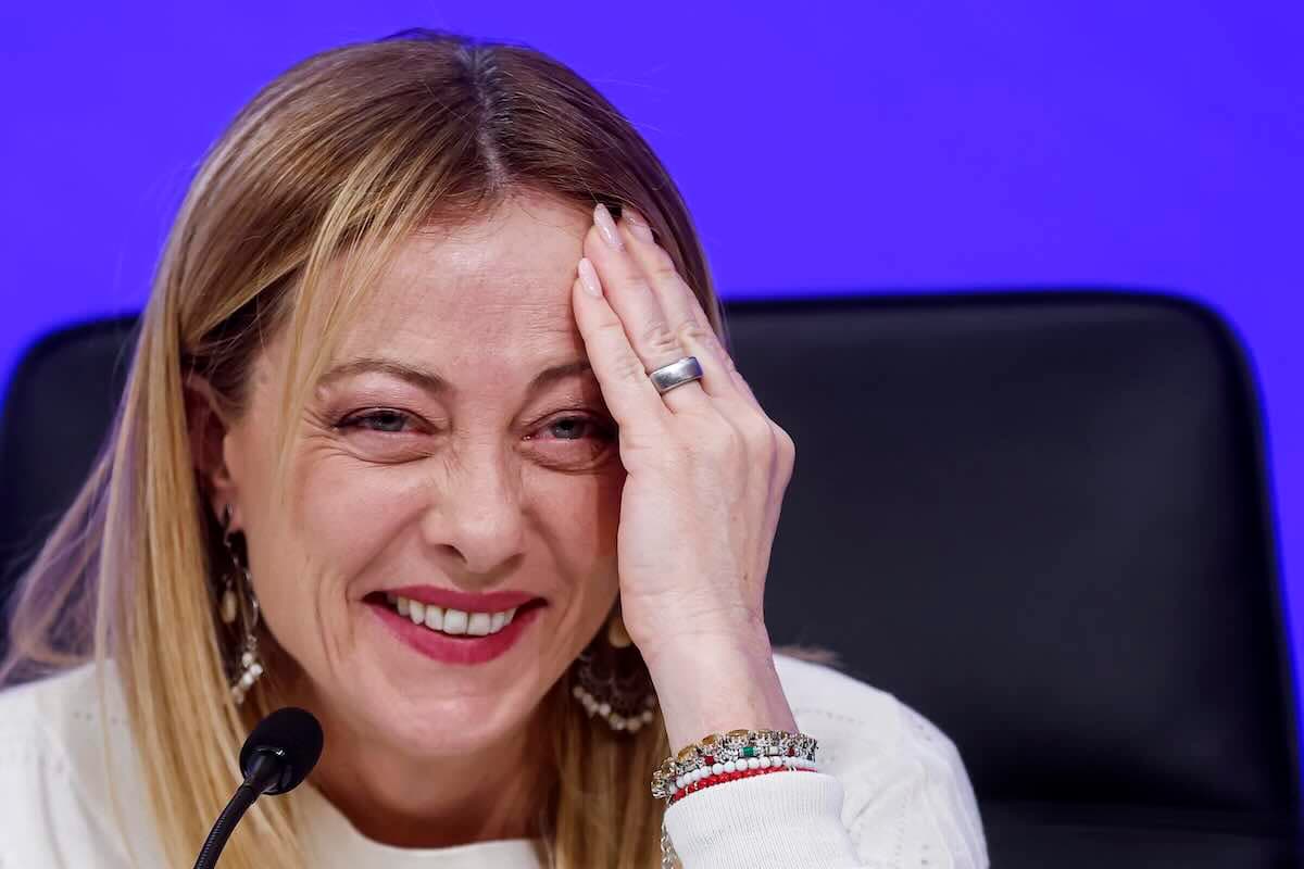 «Da oggi siamo il secondo governo più longevo»: Meloni sorpassa l’ultimo esecutivo di Berlusconi e punta al record. Quanto le manca