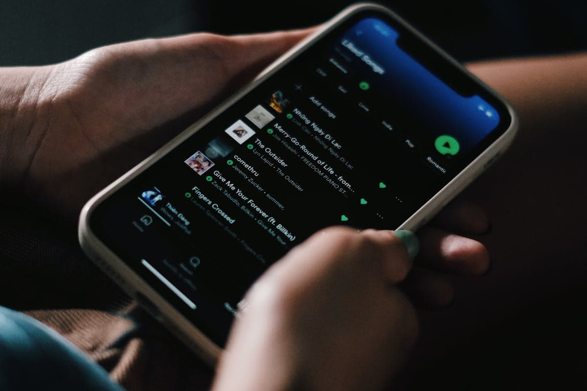 Invasione di brani generati con l’AI su Spotify, arriva la spunta verde per gli artisti umani: come funziona la novità