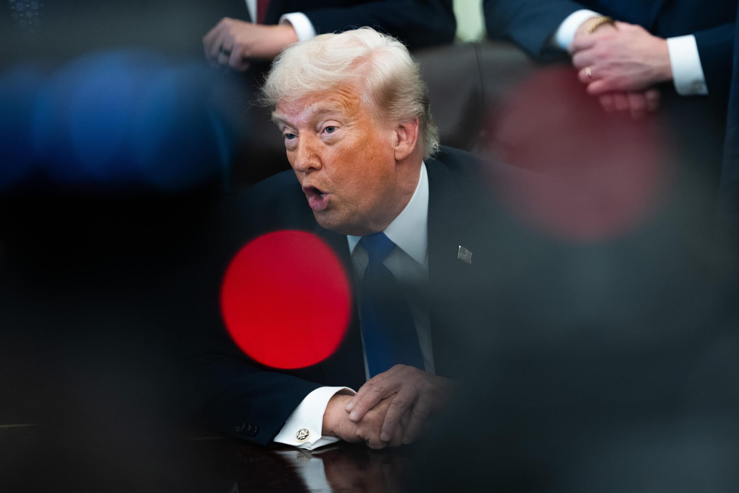 Trump, schiaffo all’Ue: dazi al 25% su auto e camion. Il presidente Usa: «Non avete rispettato l’accordo»