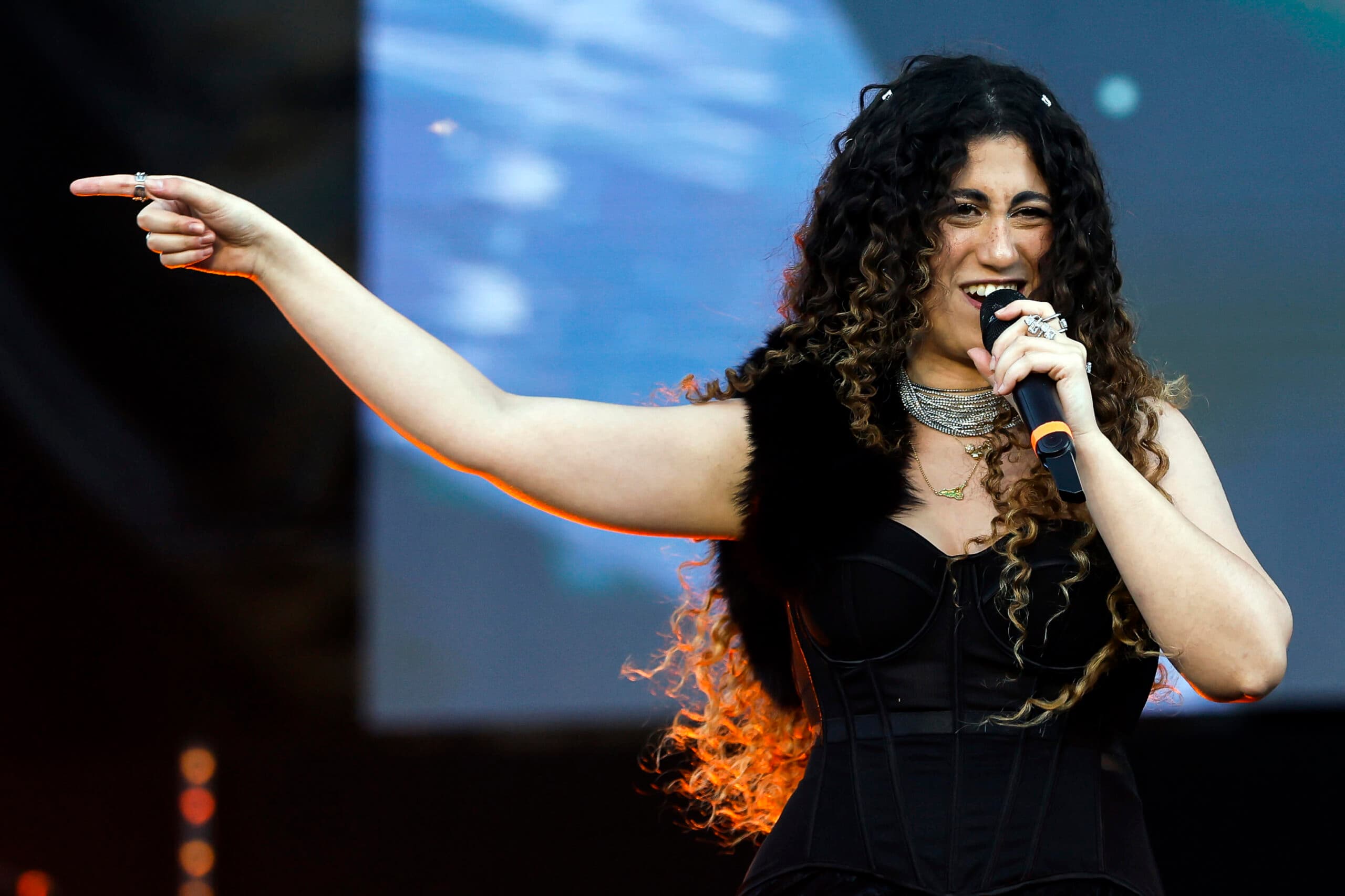 Polemica al Concertone, Delia toglie «partigiano» da Bella Ciao: rivolta sui social. Lei risponde