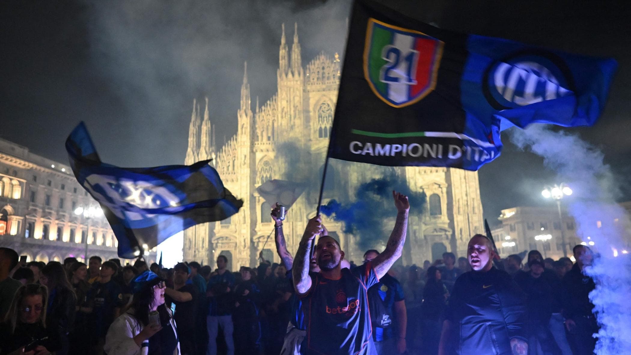 Inter, esplode la gioia del popolo nerazzurro in piazza Duomo per la festa scudetto: è il numero 21