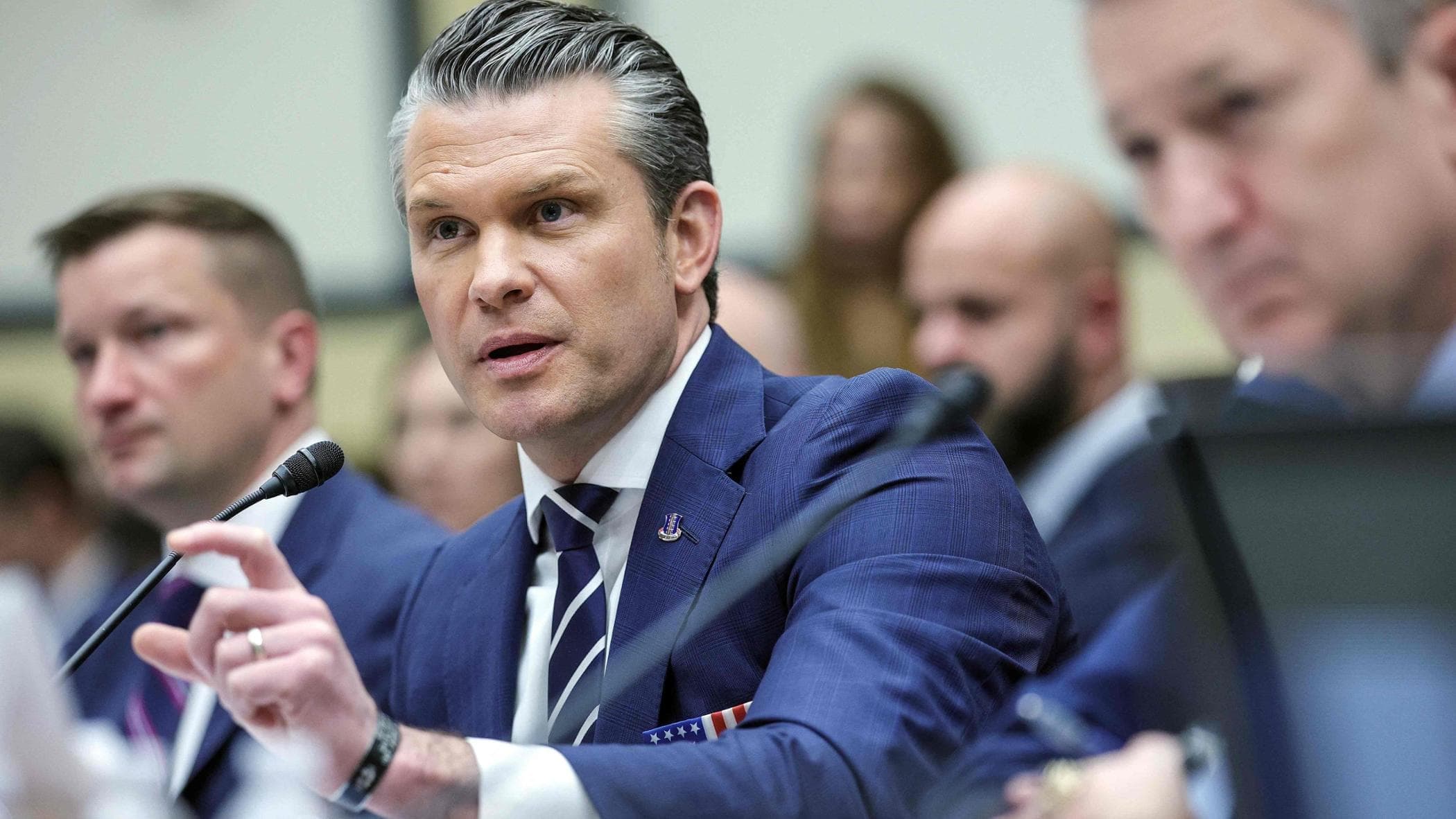 Hegseth al Congresso difende la guerra in Iran: “Trump non si è impantanato, vostro odio vi accieca”