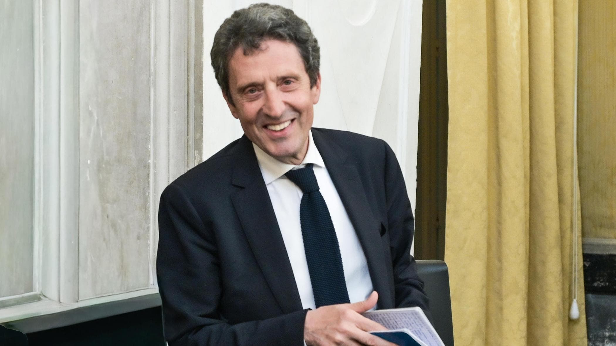Buttafuoco nel fortino assediato: “Avanti così, resto serenissimo”