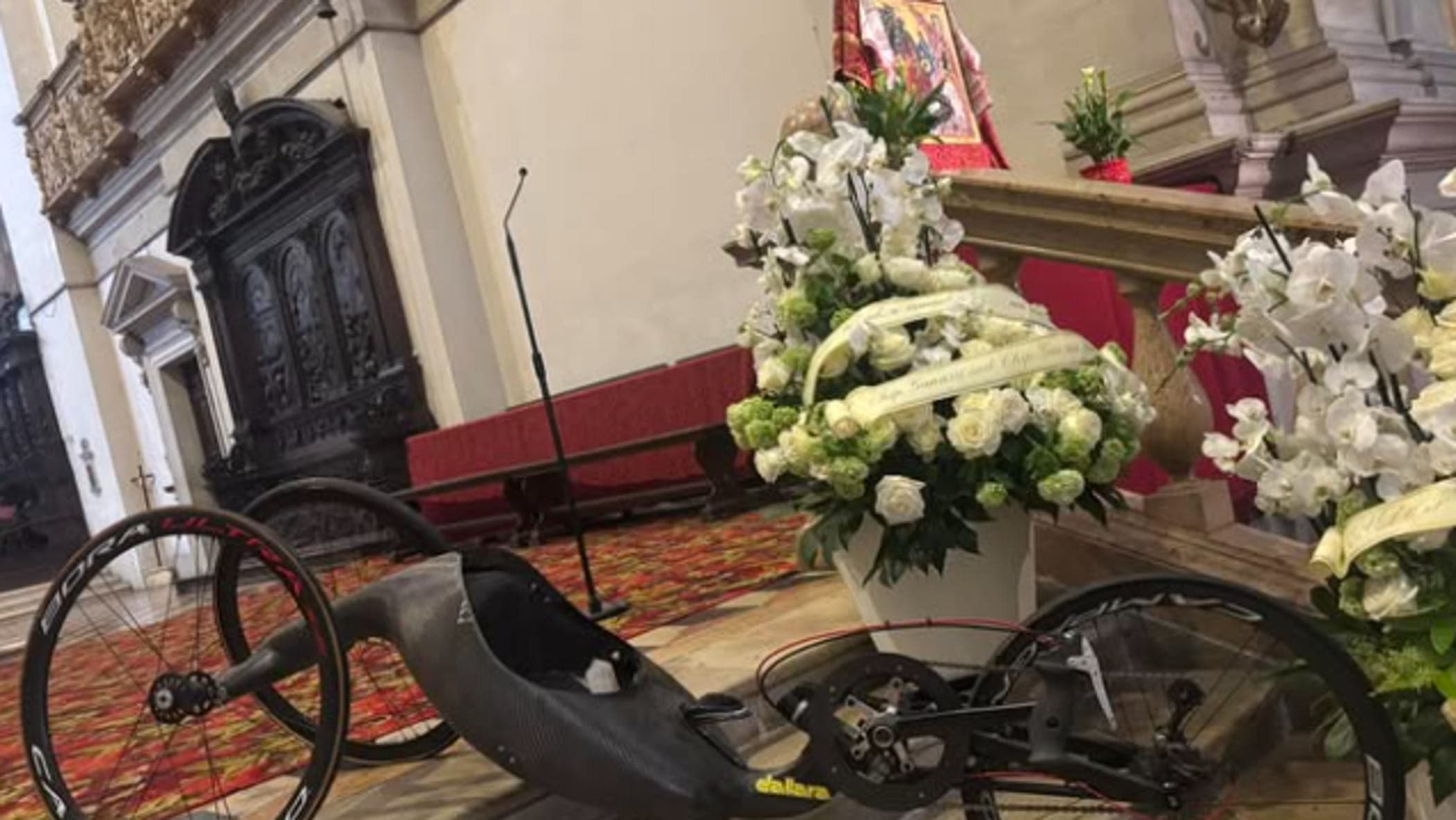I funerali di Zanardi, in migliaia a Padova. La commozione di Tomba e Bebe Vio. “Ha insegnato il coraggio”